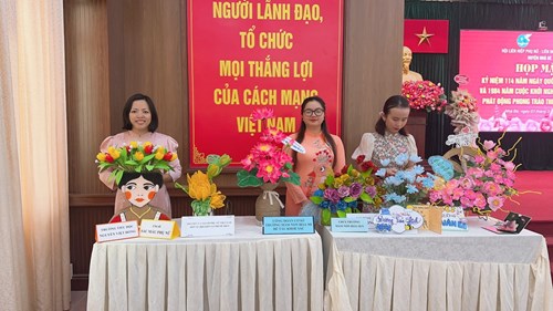 Đạt Giải Khuyến khích Hội thi cắm hoa Chủ đề: Sức sống mới từ vật liệu tái chế